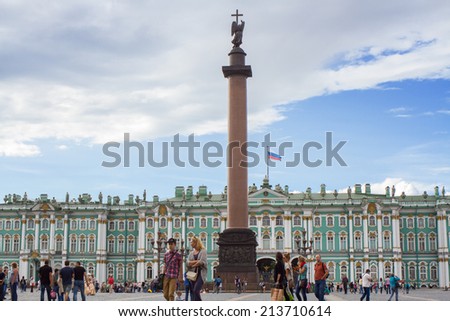 St.Petersburg , Russia - august 17 . 2014: Beautiful view of Palace Square of St. Petersburg . Summer.
