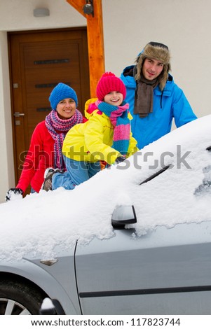 Winter, snow, car - the family is having a good time clearing the car of snow