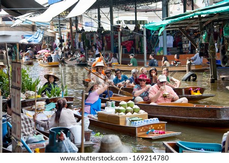 RATCHABURI - OCTOBER 18: Local people selling goods on the wooden boats at Damnoen Saduak floating market on Oct 18, 2012 in Ratchaburi,Thailand .