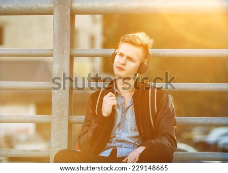 guy hipster listens player on the street