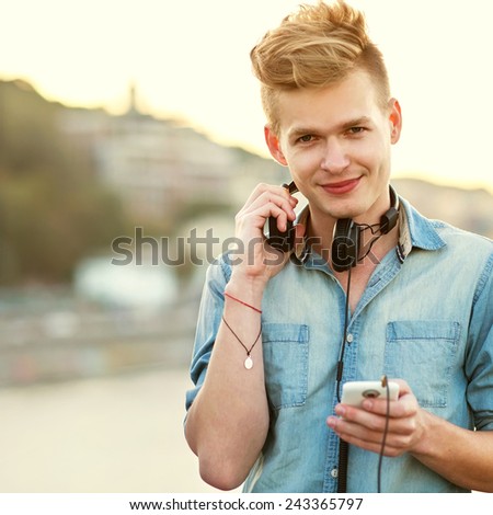 man listens to the player on the street