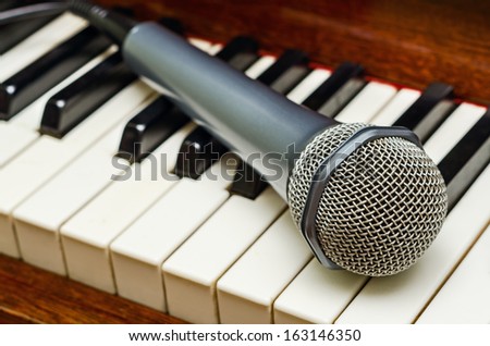 Electronic microphone on the keyboard of classical piano
