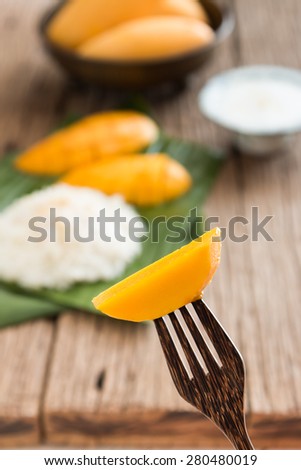 mango (Barracuda mango) with sweet sticky rice and coconut milk