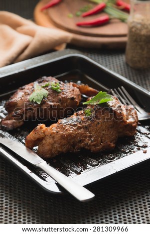 Pork steak seasoned with pepper, salt, spices, herbs crushed, with cayenne pepper for good health.