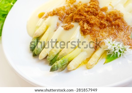 Asparagus with hollandaise sauce and bread crumbs