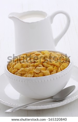 Delicious and healthy corn flakes, with organic fresh milk