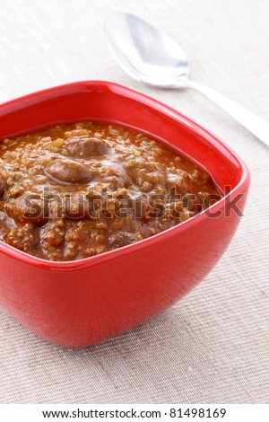 Chili beans with kidney beans and lean ground beef. Chili powder, tomato paste and other delicious ingredients, this great chili recipe can be seasoned to taste to create a mildly flavored dish.