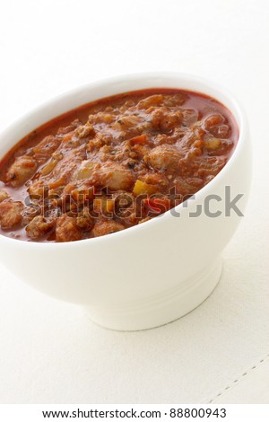 Chili beans made with kidney beans, lean ground beef, Chili powder, tomato paste and other delicious ingredients, this great chili recipe can be seasoned to taste to create a mildly flavored dish.