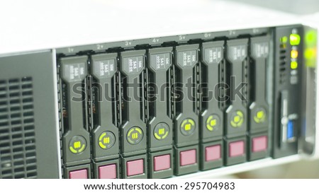 Server machine technology and array disk storage configuration in server room