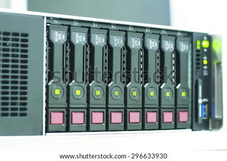Server machine technology and array disk storage configuration in server room