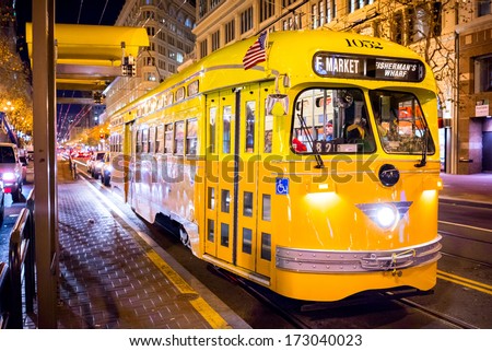 SAN FRANCISCO, USA - DECEMBER 16: F Market e Wharves rail line on Dec 16, 2013 in San Francisco. the F line is operated as a heritage streetcar service, using exclusively historic equipment.