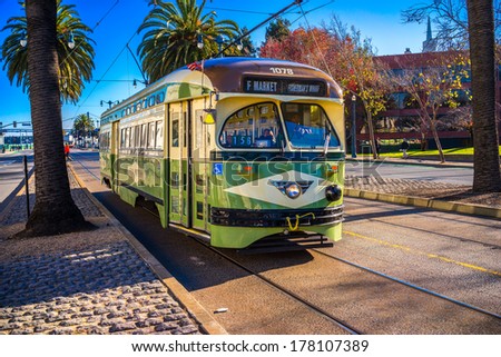 SAN FRANCISCO, USA - DECEMBER 16: F Market e Wharves rail line on Dec 16, 2013 in San Francisco. the F line is operated as a heritage streetcar service, using exclusively historic equipment.