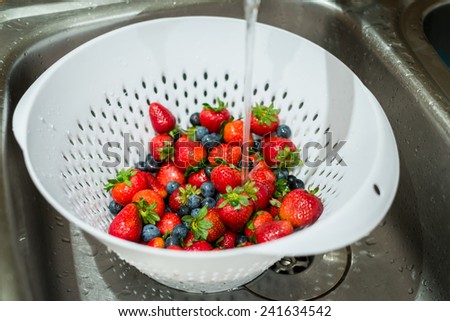 Wash Mix Berry in White Basket