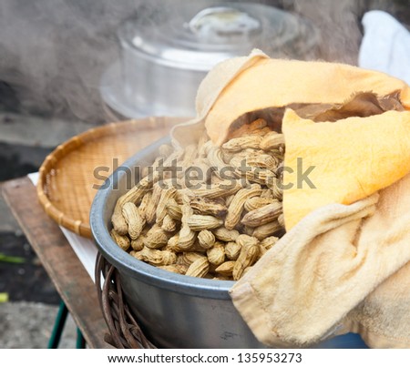 Street food in Taiwan - boiling peanuts