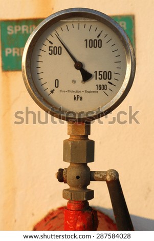 A rusted pressure gauge for measuring pressure.