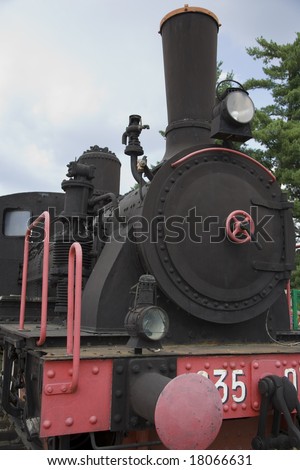 steam engine train leaving the station full of tourists