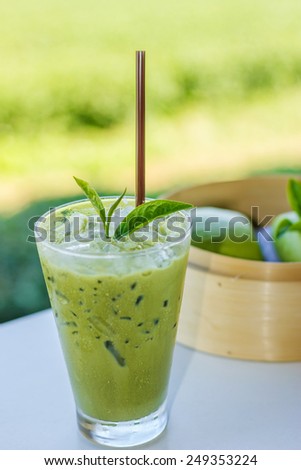 Green tea smoothies with fresh green tea