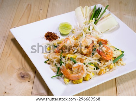 Thai fried noodle with fresh prawn (Pad Thai)