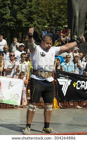 Lviv, Ukraine - July 05, 2015: Strongman prepares  to carry out the exercises in Yarych street Fest 2015  near centrum  of  Lviv  city.