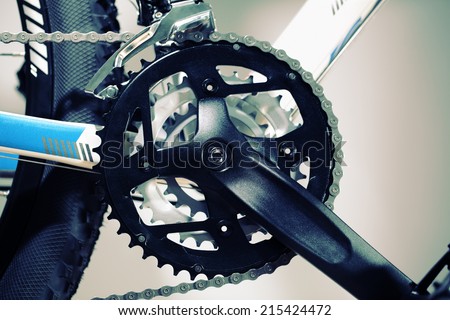 Mountain bike chain set, pedal and wheel