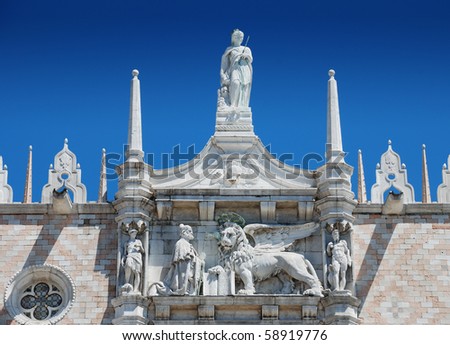 Sculpture of Doge Andrea Gritti and the Lion of St. Mark on Doge\'s Palace in Venice, Italia.