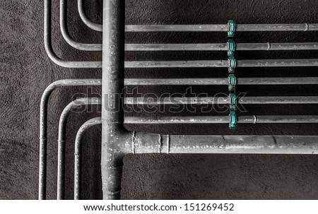 Water pipes arranged at right angles and two levels
