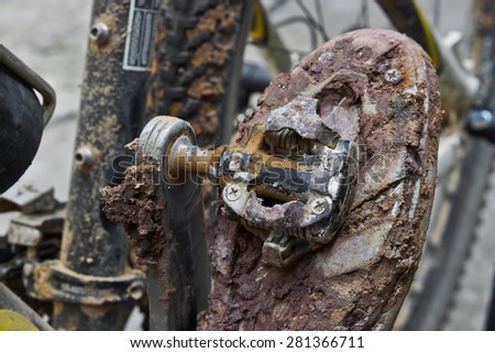 mountain bike clipless shoes with mud and dirt stuck in the pedal