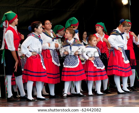 FRANKFURT - AUGUST 28: Traditional Italian young dancers perform at Museum festival.  August 28, 2010 in Frankfurt, Germany.
