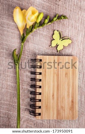 Notebook, spring flower and decorations made from sustainable bamboo or recycled cardboard, text space