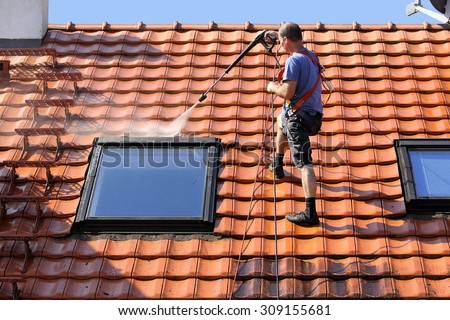 Roof cleaning with high pressure