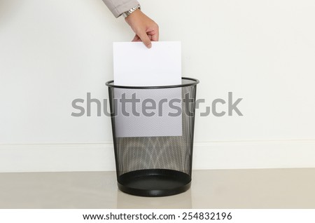 Business man drop paper in to recycle bin