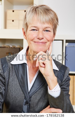 Portrait of an happy smiling senior business woman in the office
