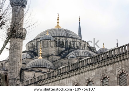 the blue mosque is a magnificent building dating from the 17th century with enormous domes