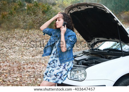 girl with a broken car, open the hood, call for help