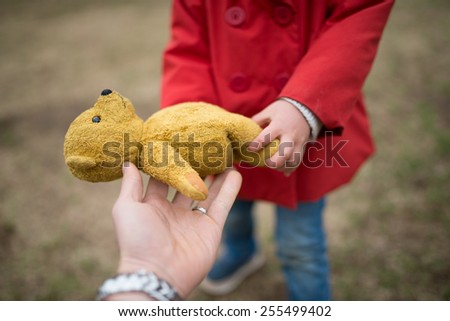Parent and child to hand over a teddy bear