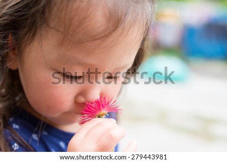girl to smell the scent of daisies