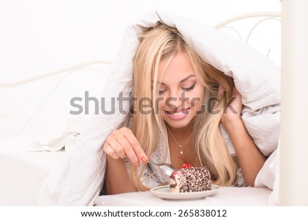 The girl in the morning, eat cake, not getting out of bed