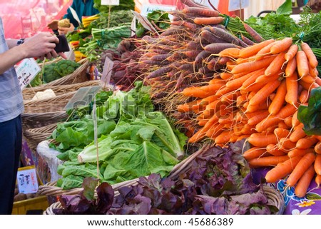 buying produce at farmers market