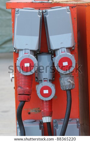 Electrical cabinet and connectors to provide construction sites with electrical energy.