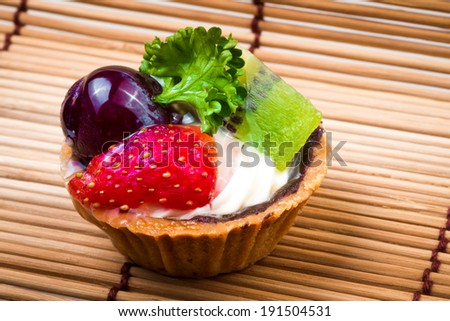 Mini fruit tart and wooden background