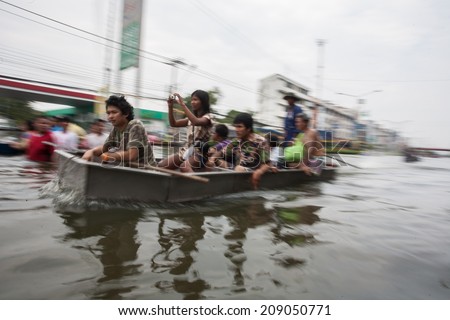 Nonthaburi flood in Thailand 2011-Migration of people due to massive flooding. Nonthaburi in Thailand, October 20, 2011