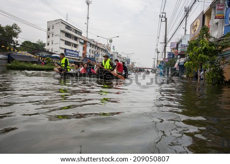 Nonthaburi flood in Thailand 2011-Migration of people due to massive flooding. Nonthaburi in Thailand, October 20, 2011