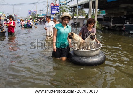 Nonthaburi flood in Thailand 2011-Migration of people due to massive flooding. Nonthaburi in Thailand, October 21, 2011