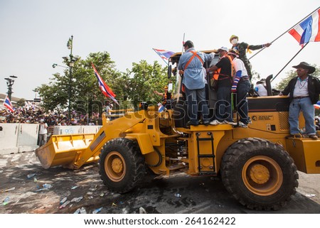 BANGKOK-December 9 : The Thai people protest against the government of Yingluck Shinawatra destroy barrier together on the road around Government House  on December 9, 2013 in Bangkok, Thailand.