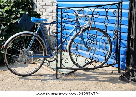 City bicycle fixed gear and red brick wall, vintage bike. Retro stylish cycling in town