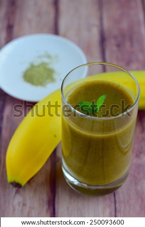 Vegan banana spinach green tea smoothie