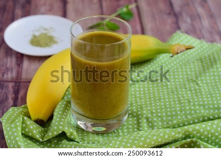 Vegan banana spinach green tea smoothie