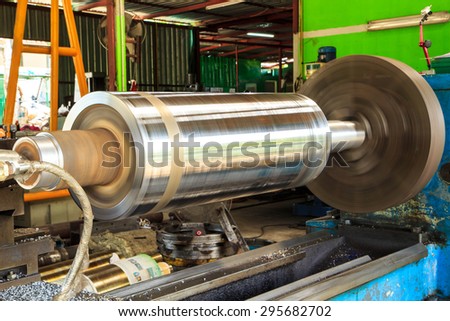 Lathe Turning the metal industry to produce and crafts.