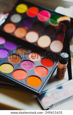 bright and round eye shadow
