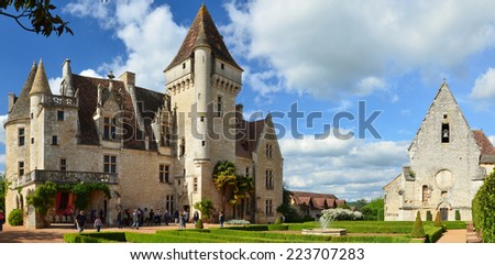 Chateau des Milandes is a fine example of Renaissance architecture and Gothic Revival. This is a small castle in the commune of Castelnaud-la-Chapelle.